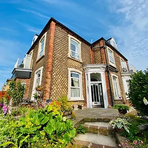  Apartment Fishtail House - Stylish Minutes From The Sea